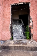 eingetretene Tür in einem verfallenen Gebäude