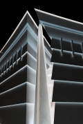 Auschnitt eines modernen Gebäudes in Form eines Obelisk, schwarz / weiss